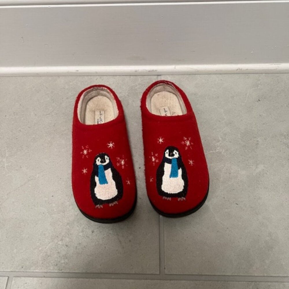 Penguin Slippers Coldwater Creek  Size 8 medium. Red fleece